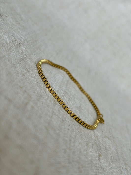 Minimal Unisex Gold Bracelet